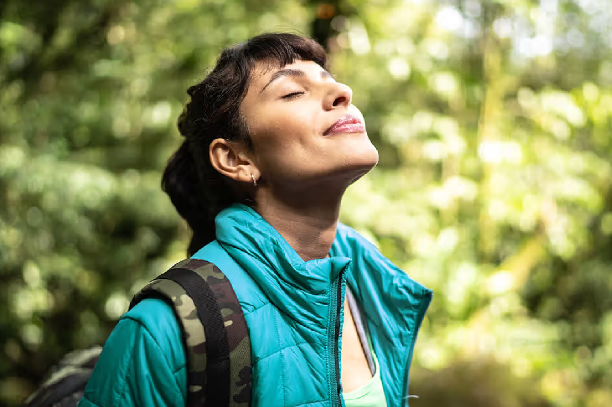 Persona disfrutando de actividades al aire libre que promueven el bienestar emocional, destacando la importancia de cuidar la salud mental. Foto: FG Trade / Getty Images