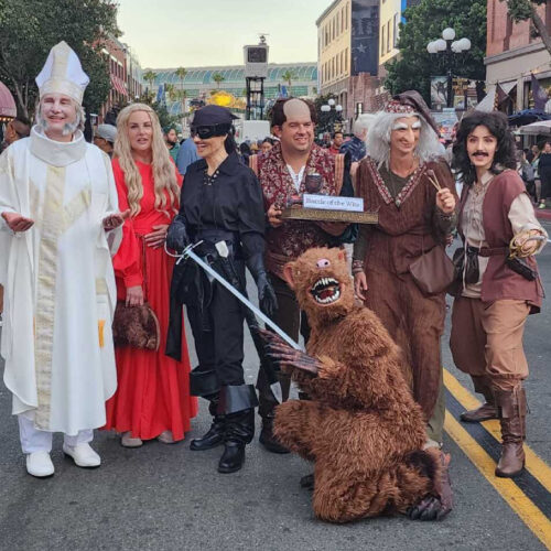 Asistentes a Comic‑Con 2025 lucen disfraces creativos y coordinados en grupo. Foto: KPBS / Leslie Gonzalez / Carolyne