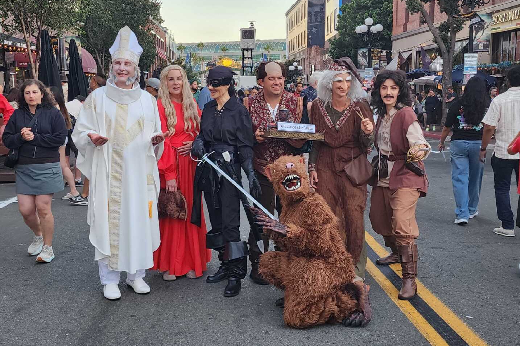 Asistentes a Comic‑Con 2025 lucen disfraces creativos y coordinados en grupo. Foto: KPBS / Leslie Gonzalez / Carolyne