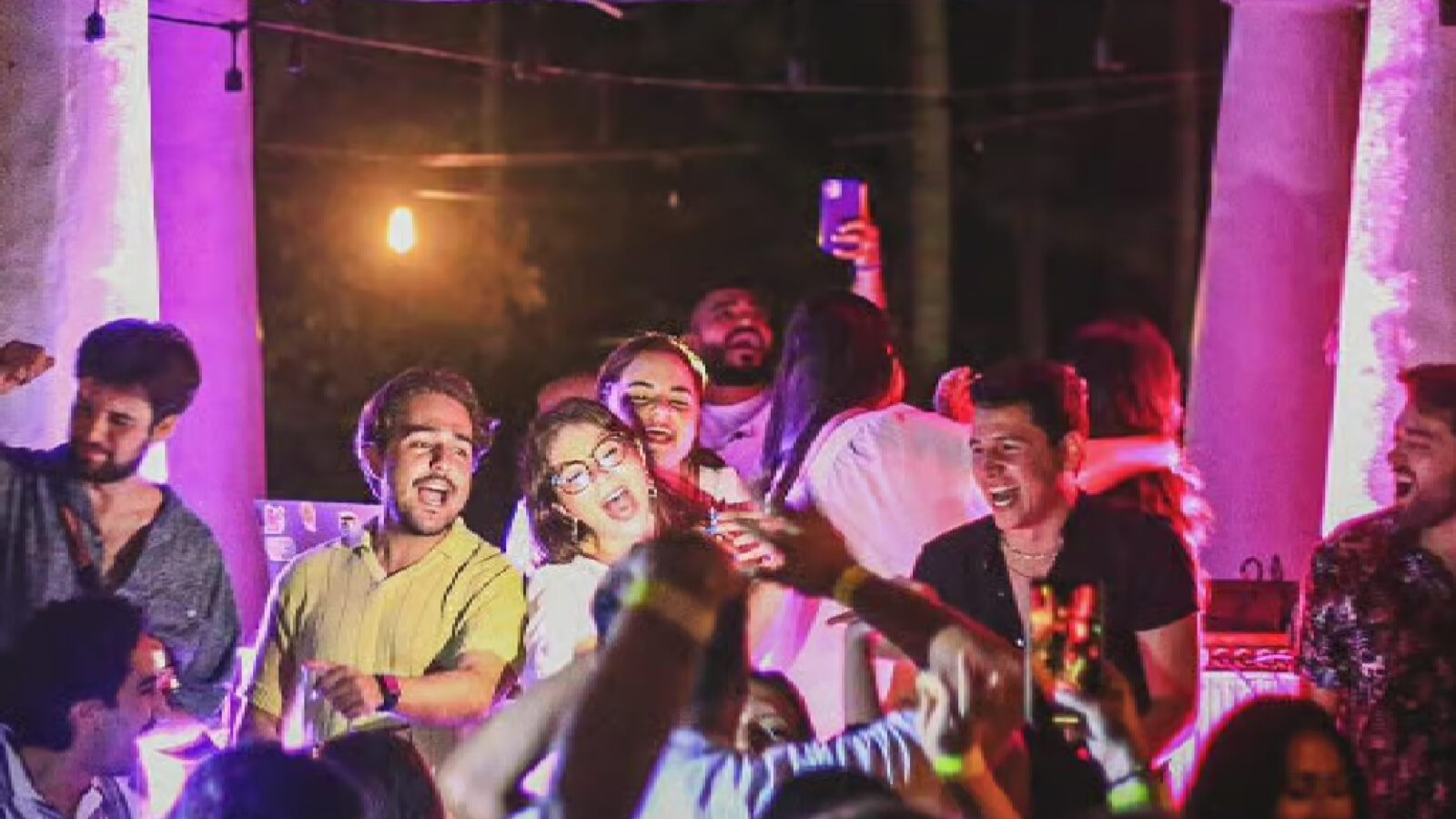 El uso de redes sociales en eventos públicos como las discotecas móviles plantea un desafío a la privacidad y el orden. Foto: Archivo.