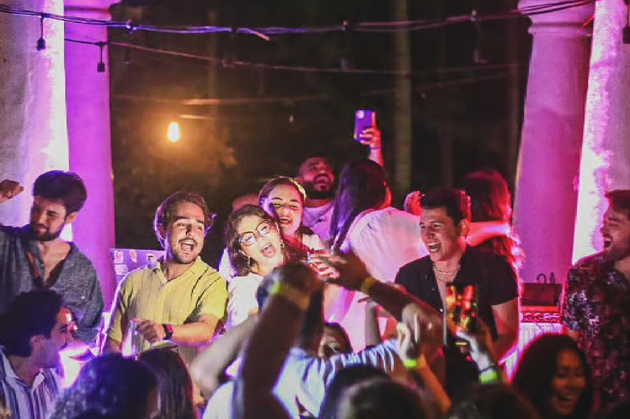 El uso de redes sociales en eventos públicos como las discotecas móviles plantea un desafío a la privacidad y el orden. Foto: Archivo.