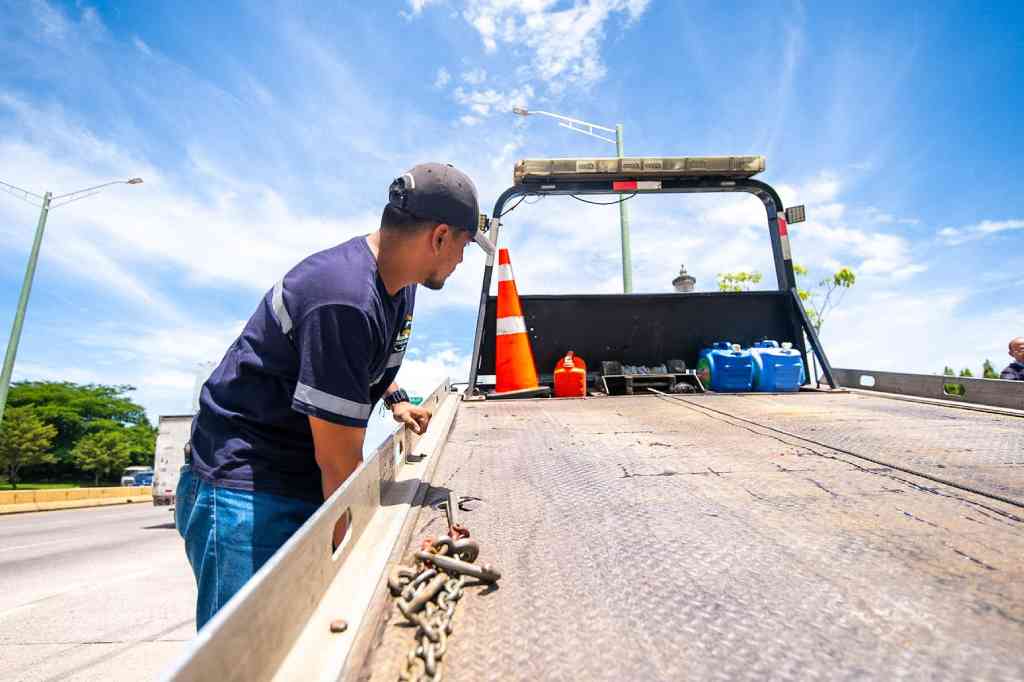 El Viceministro de Transporte, Nelson Reyes, anuncia el plan de grúas gratuitas para las vacaciones agostinas. Foto: VMT