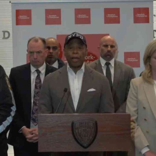 El alcalde de Nueva York, Eric Adams, y la comisionada de policía, Keechant Sewell, ofrecen detalles sobre el tiroteo en Manhattan. Foto: YouTube/NYCMayor.