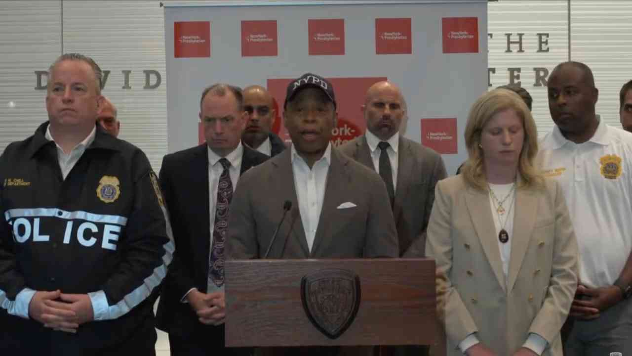 El alcalde de Nueva York, Eric Adams, y la comisionada de policía, Keechant Sewell, ofrecen detalles sobre el tiroteo en Manhattan. Foto: YouTube/NYCMayor.