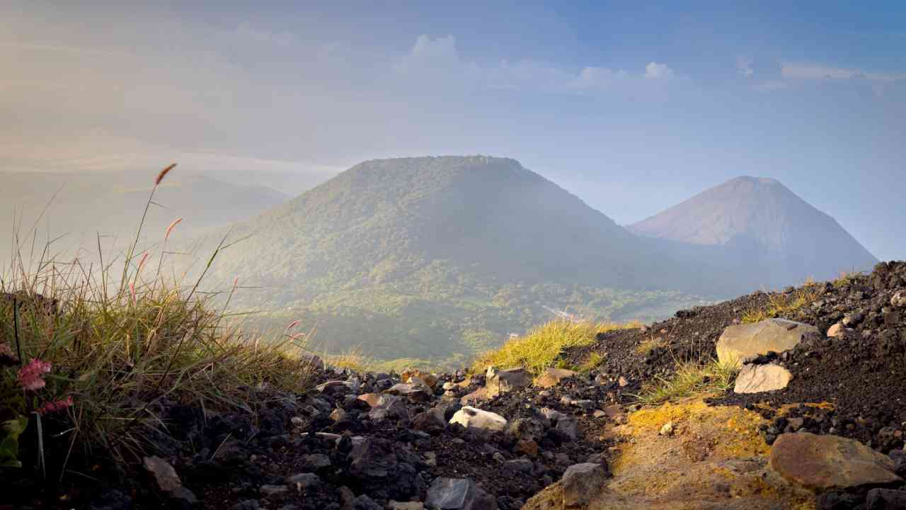 El Ministro de Medio Ambiente, Fernando López, condujo la conferencia de prensa sobre las perspectivas climáticas en El Salvador. Foto: @MedioAmbienteSV.