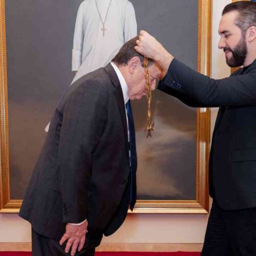 El presidente Nayib Bukele en la ceremonia de condecoración al embajador de Estados Unidos, William Duncan, al concluir su misión diplomática. Foto: Casa Presidencial
