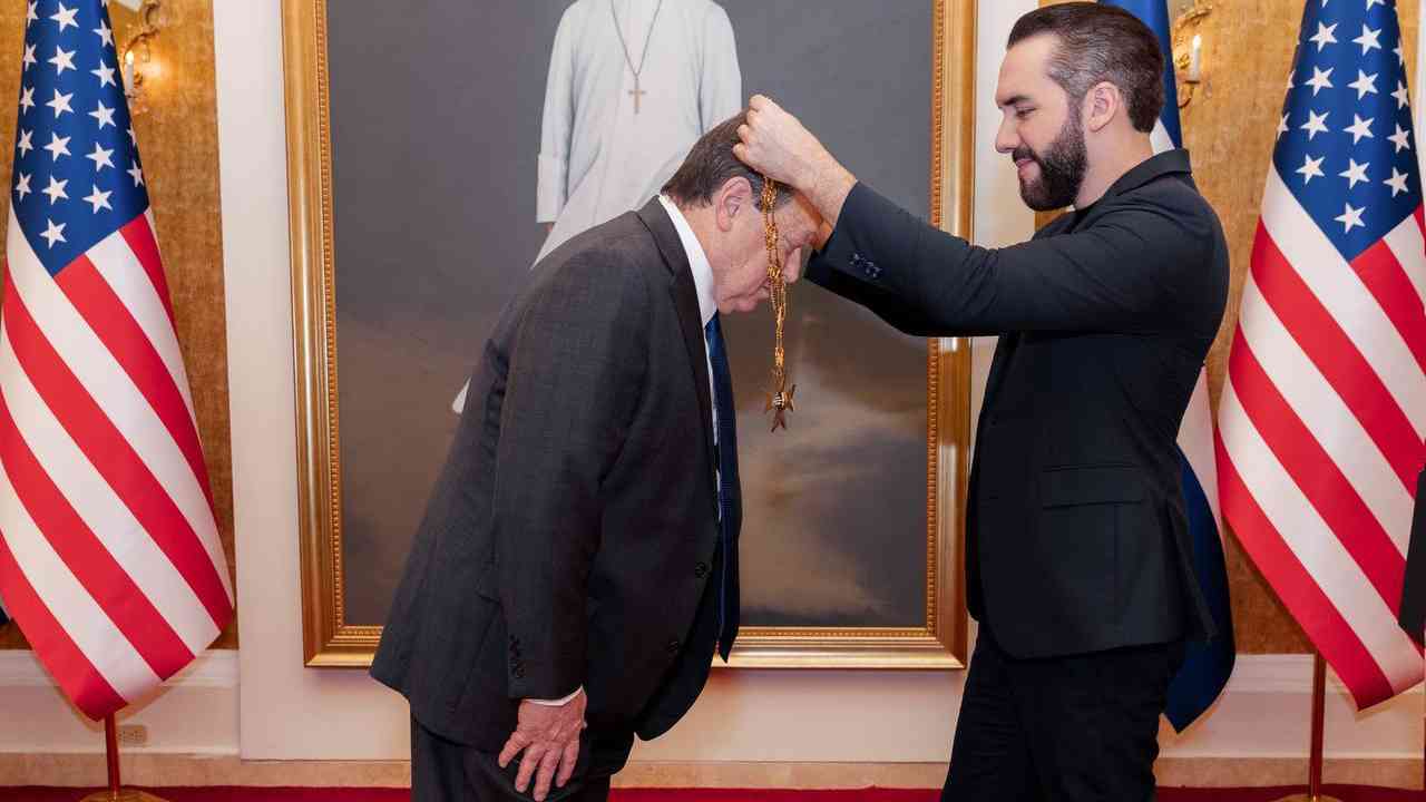El presidente Nayib Bukele en la ceremonia de condecoración al embajador de Estados Unidos, William Duncan, al concluir su misión diplomática. Foto: Casa Presidencial