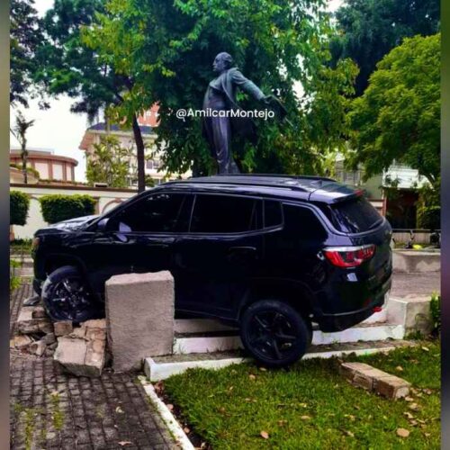 Vehículo salvadoreño consignado tras chocar monumento en zona 10, Guatemala. Foto: PMT Guatemala