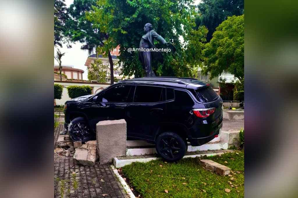 Vehículo salvadoreño consignado tras chocar monumento en zona 10, Guatemala. Foto: PMT Guatemala