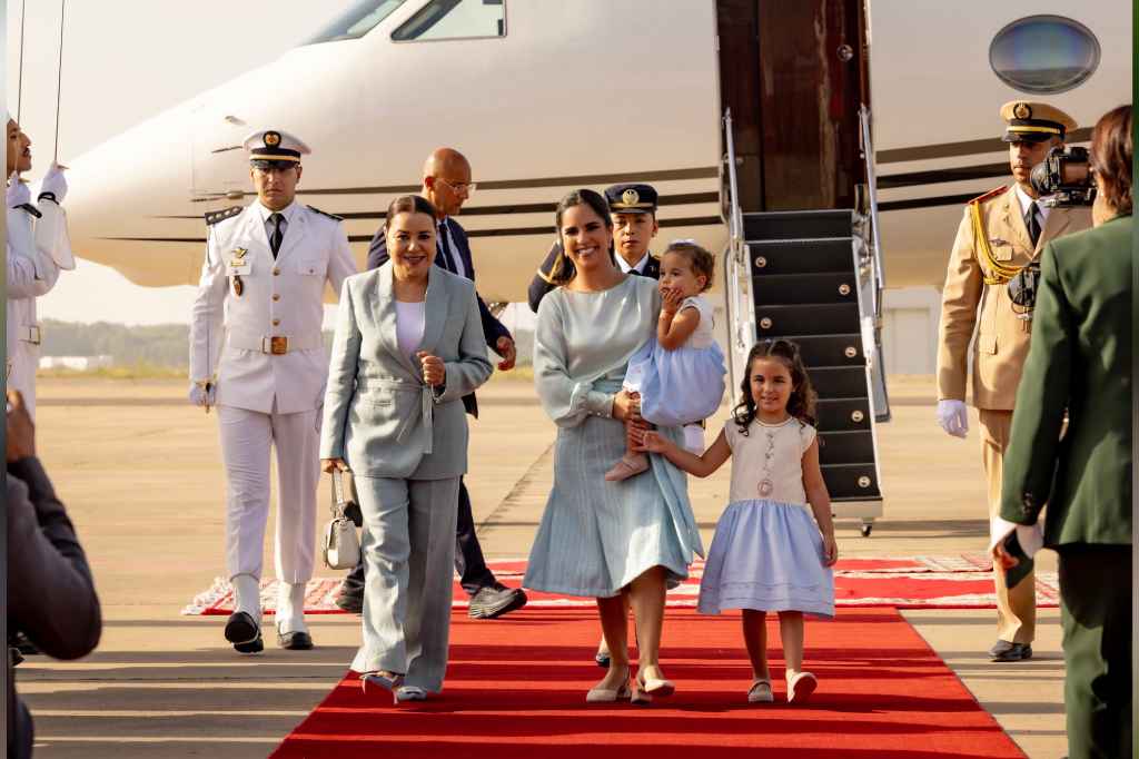 La Primera Dama Gabriela de Bukele es recibida por la Princesa Lalla Asmaa en Marruecos, iniciando su visita oficial. Foto: Casa Presidencial