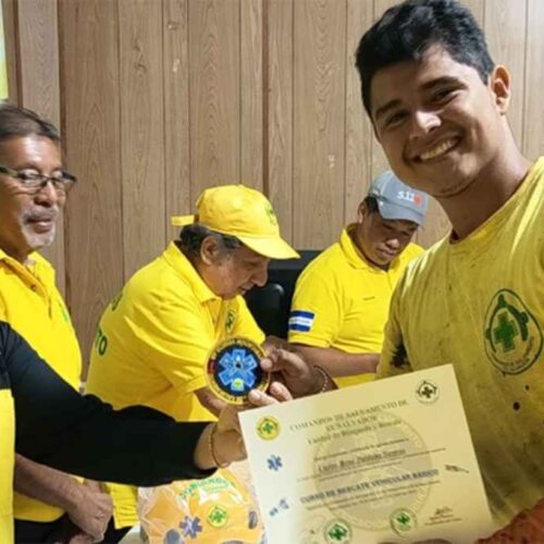 Jóvenes voluntarios de Comandos de Salvamento durante la clausura del curso de rescate vehicular, listos para la acción. Foto: Comandos de Salvamento