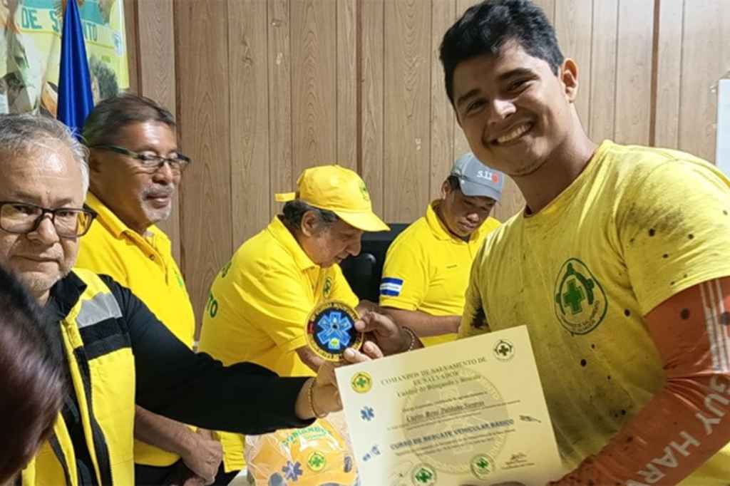 Jóvenes voluntarios de Comandos de Salvamento durante la clausura del curso de rescate vehicular, listos para la acción. Foto: Comandos de Salvamento