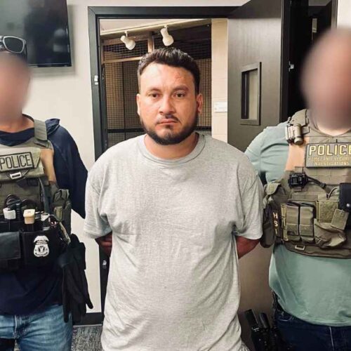 Lyons explicó en una entrevista con CBS News que, si bien la agencia prioriza el arresto de migrantes con historial criminal. Foto: ICE.