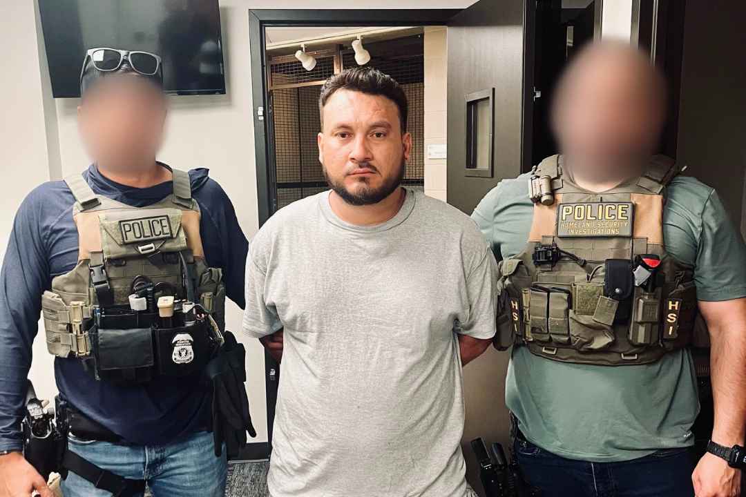 Lyons explicó en una entrevista con CBS News que, si bien la agencia prioriza el arresto de migrantes con historial criminal. Foto: ICE.