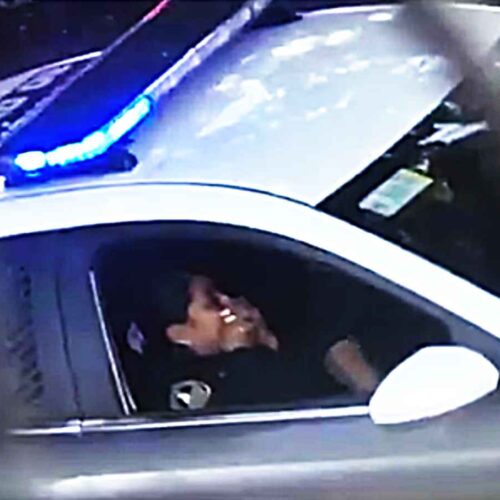 La SSC de la Ciudad de México inició una investigación contra dos policías por un video por actos sexuales dentro de una patrulla. Captura de pantalla.