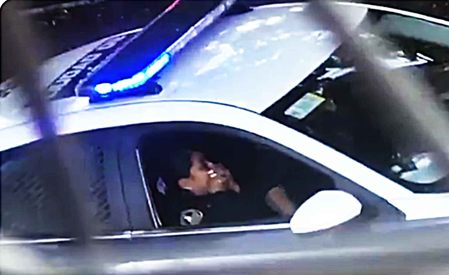 La SSC de la Ciudad de México inició una investigación contra dos policías por un video por actos sexuales dentro de una patrulla. Captura de pantalla.