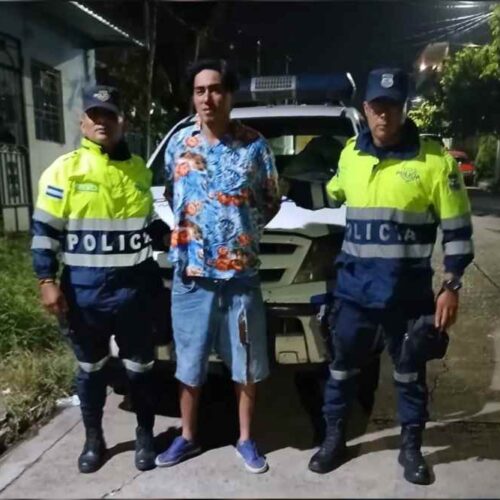La Policía Nacional Civil capturó al conductor ebrio y responsable del accidente en Santa Ana. Foto: Cortesía.