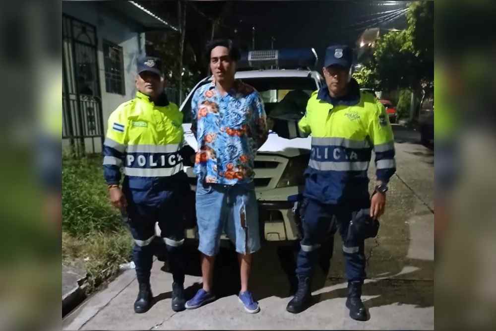 La Policía Nacional Civil capturó al conductor ebrio y responsable del accidente en Santa Ana. Foto: Cortesía.