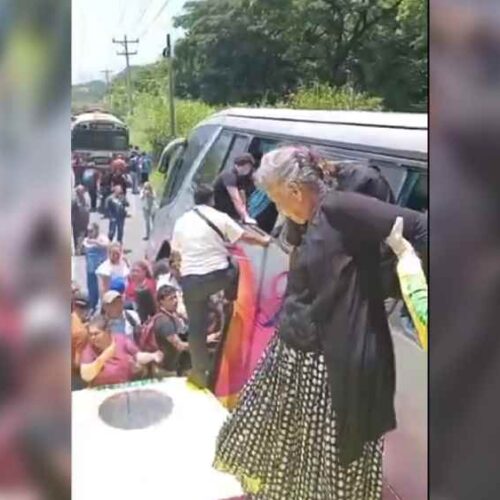 Un bus de la ruta 236 se hundió en una calle de Ciudad Arce después de que el conductor se bajara. Captura de pantalla
