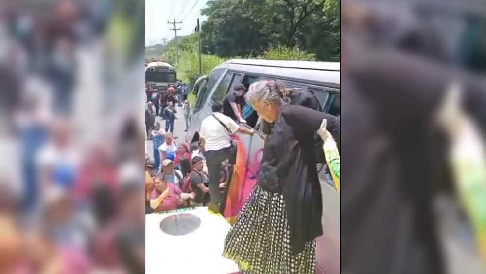 Un bus de la ruta 236 se hundió en una calle de Ciudad Arce después de que el conductor se bajara. Captura de pantalla
