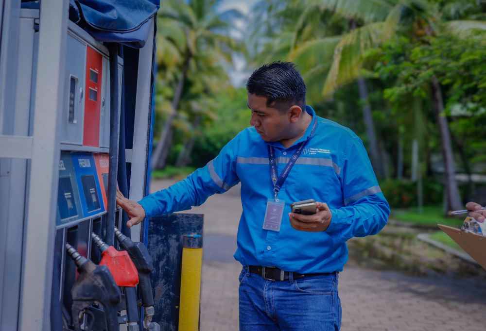 Los precios de referencia de los combustibles han sido actualizados para las próximas dos semanas. Foto: DGEHMSV.