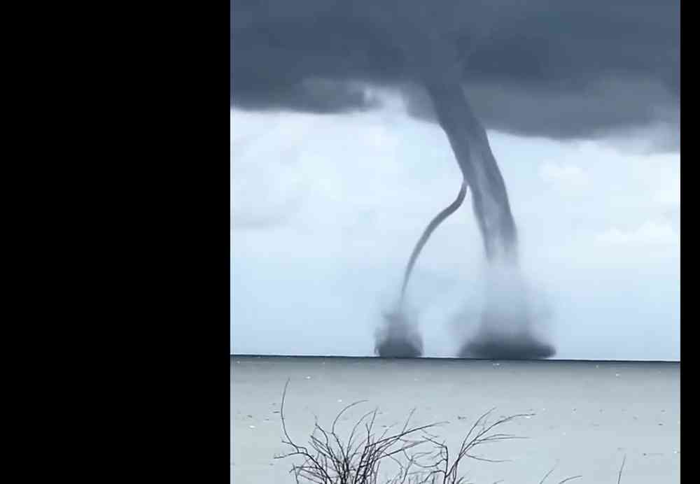Dos trombas marinas se formaron simultáneamente en el Delta del Po, un evento meteorológico inusual. Foto: Captura de pantalla
