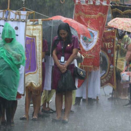 La celebración de La Bajada se realizó con éxito a pesar de la fuerte tormenta que azotó San Salvador. Foto: Diario El Salvador.