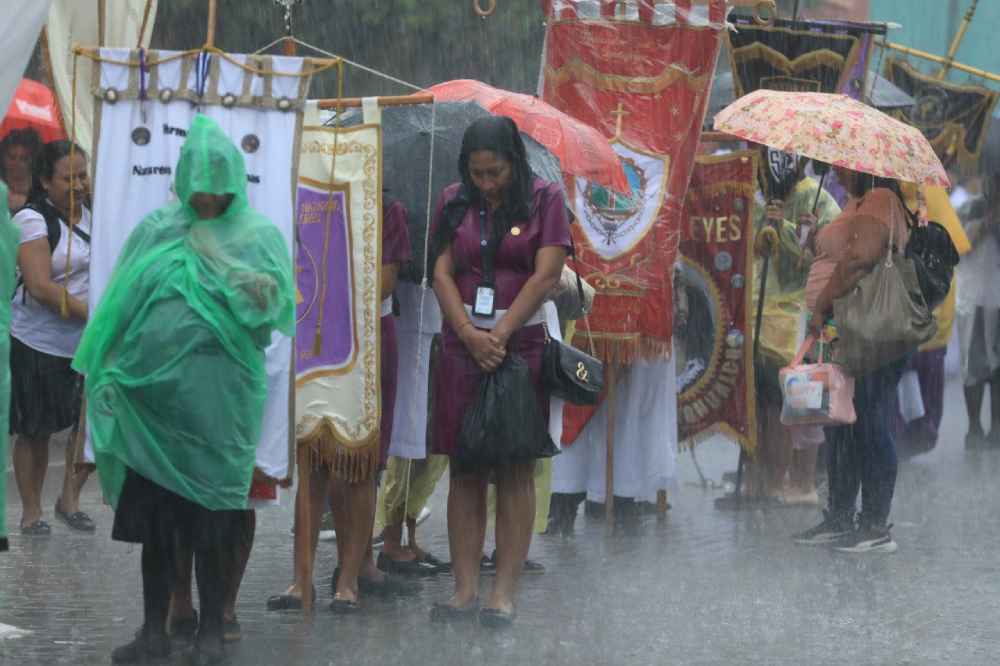 La celebración de La Bajada se realizó con éxito a pesar de la fuerte tormenta que azotó San Salvador. Foto: Diario El Salvador.