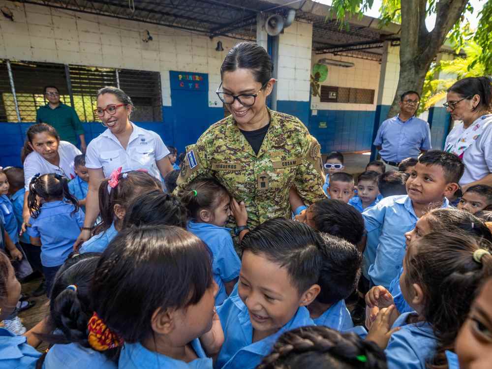 La ministra de Educación, Karla E. Trigueros, ha impulsado la disciplina en las escuelas. Foto: Cortesía.