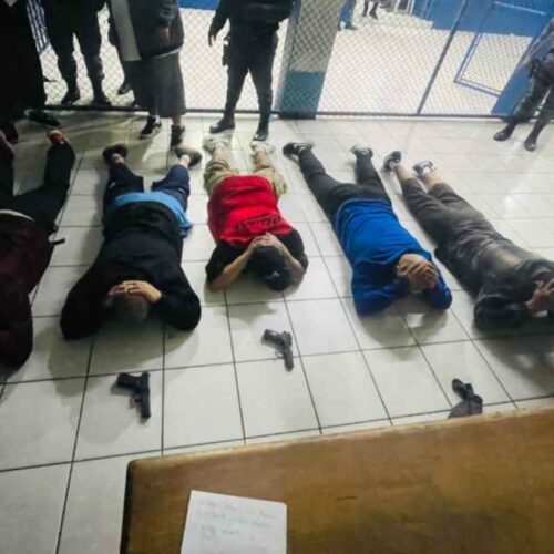 Rehenes de pandilleros. Unidades especializadas de la Policía Nacional Civil participaron en el rescate de los guardias rehenes. Foto: PNC de Guatemala.