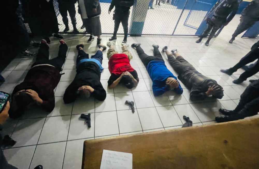 Rehenes de pandilleros. Unidades especializadas de la Policía Nacional Civil participaron en el rescate de los guardias rehenes. Foto: PNC de Guatemala.