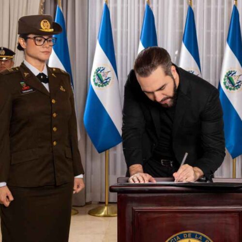 Karla E. Trigueros, con rango de Capitán y Doctora, fue juramentada por el presidente Nayib Bukele como nueva Ministra de Educación. Foto: Gobierno de El Salvador