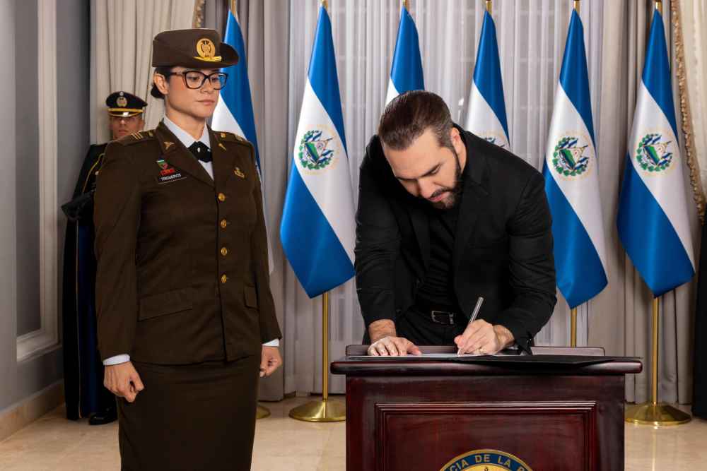 Karla E. Trigueros, con rango de Capitán y Doctora, fue juramentada por el presidente Nayib Bukele como nueva Ministra de Educación. Foto: Gobierno de El Salvador