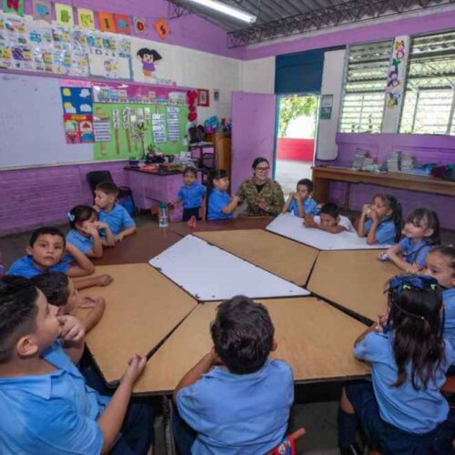 En su primer día de gestión, la Ministra Karla E. Trigueros visitó centros educativos para evaluar su estado y definir acciones de mejora. Foto: Ministerio de Educación