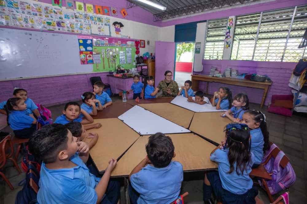En su primer día de gestión, la Ministra Karla E. Trigueros visitó centros educativos para evaluar su estado y definir acciones de mejora. Foto: Ministerio de Educación