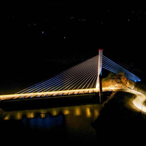 Los puentes modernos en El Salvador impulsan el desarrollo del país, facilitando el transporte y el comercio. Foto: Obras Públicas.