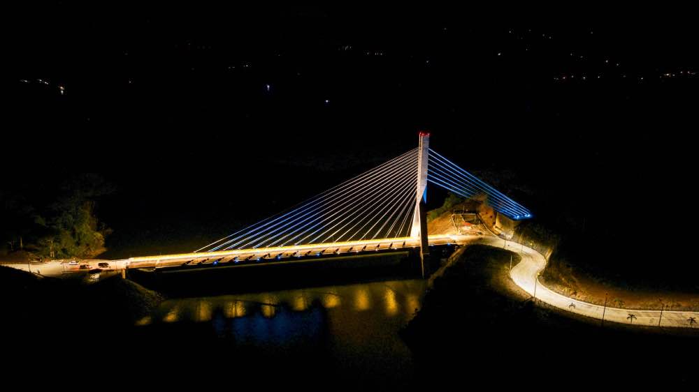 Los puentes modernos en El Salvador impulsan el desarrollo del país, facilitando el transporte y el comercio. Foto: Obras Públicas.