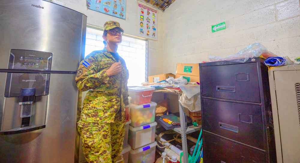 La ministra de Educación, Karla Trigueros, conoció la realidad de los centros escolares en el centro y oriente del país. Foto: MINEDUC.