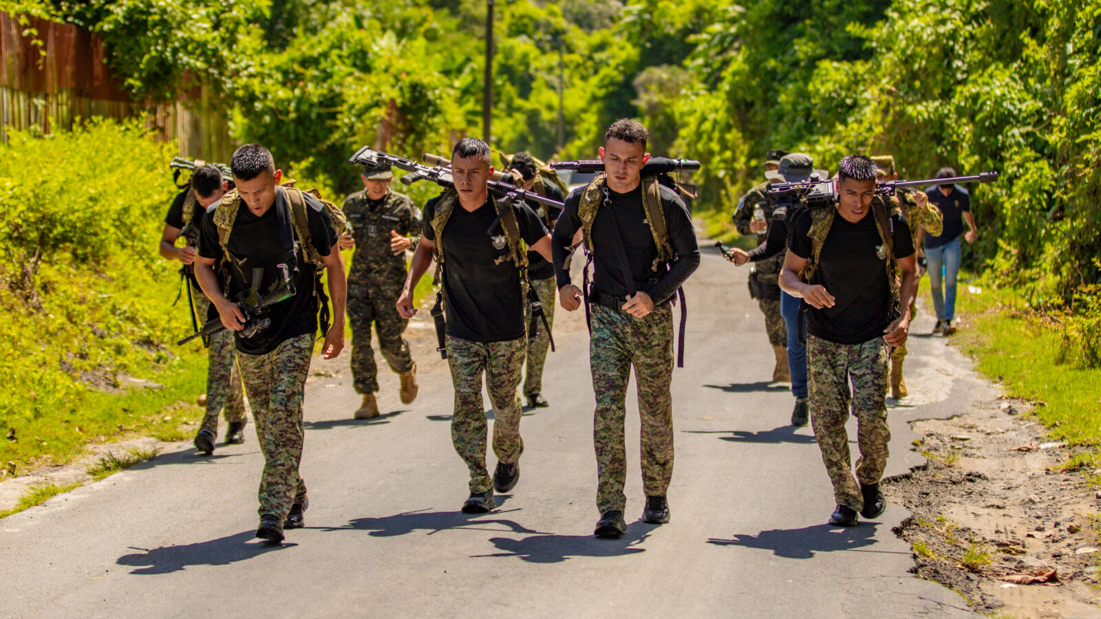 Competidores de Fuerzas Comando 2025 durante la prueba final en El Salvador. Foto: Gabinete de Seguridad.