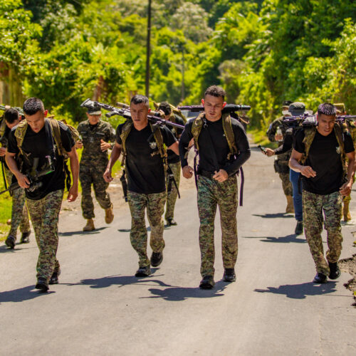 Competidores de Fuerzas Comando 2025 durante la prueba final en El Salvador. Foto: Gabinete de Seguridad.