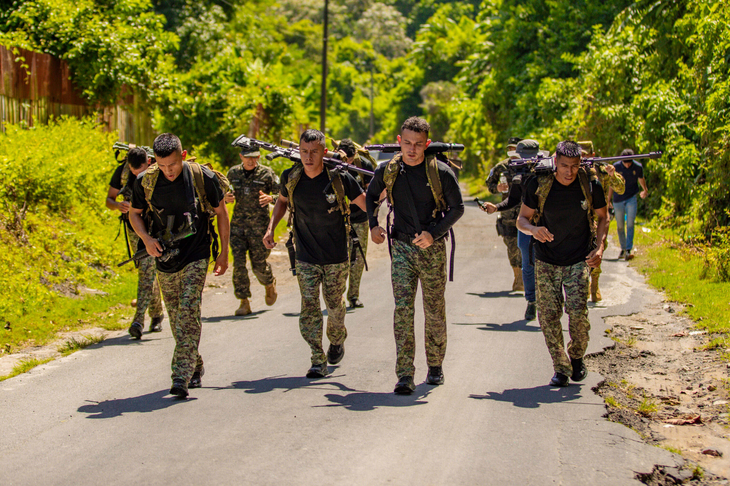 Competidores de Fuerzas Comando 2025 durante la prueba final en El Salvador. Foto: Gabinete de Seguridad.
