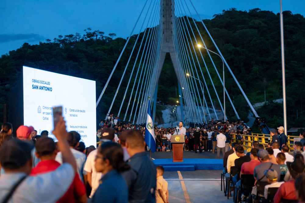 El presidente Nayib Bukele inauguró dos nuevos puentes sobre el río Torola para impulsar el desarrollo del oriente de El Salvador. Foto: Presidencia de la República