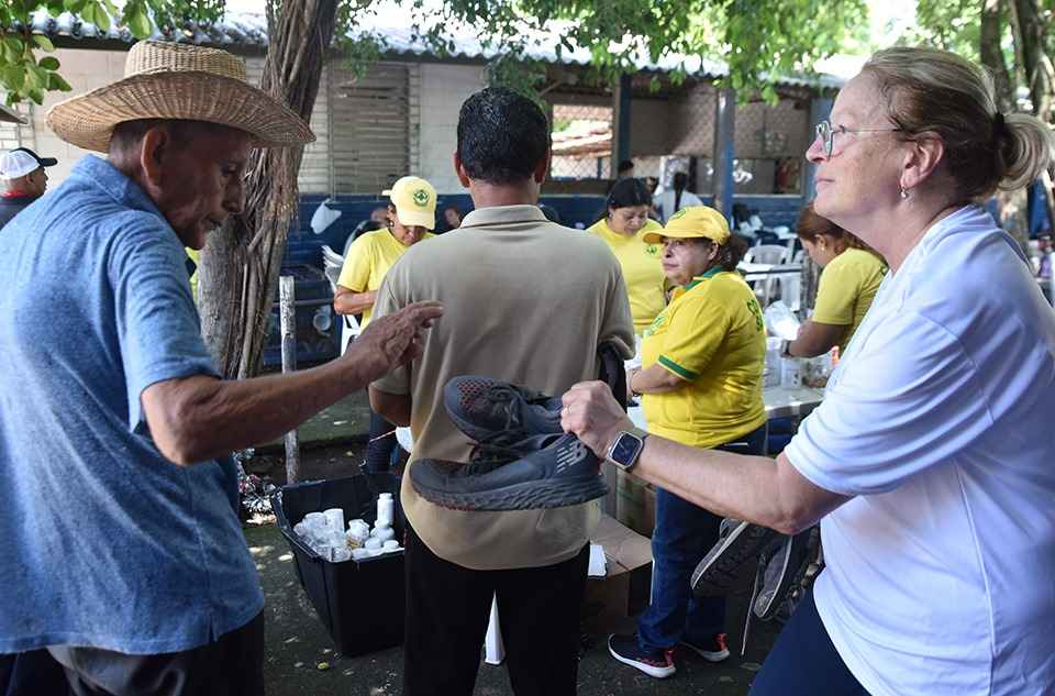 Los Doctores de las Américas, en colaboración con Comandos de Salvamento, realizaron una jornada médica en el Puerto de La Libertad. Foto: Comandos de Salvamento