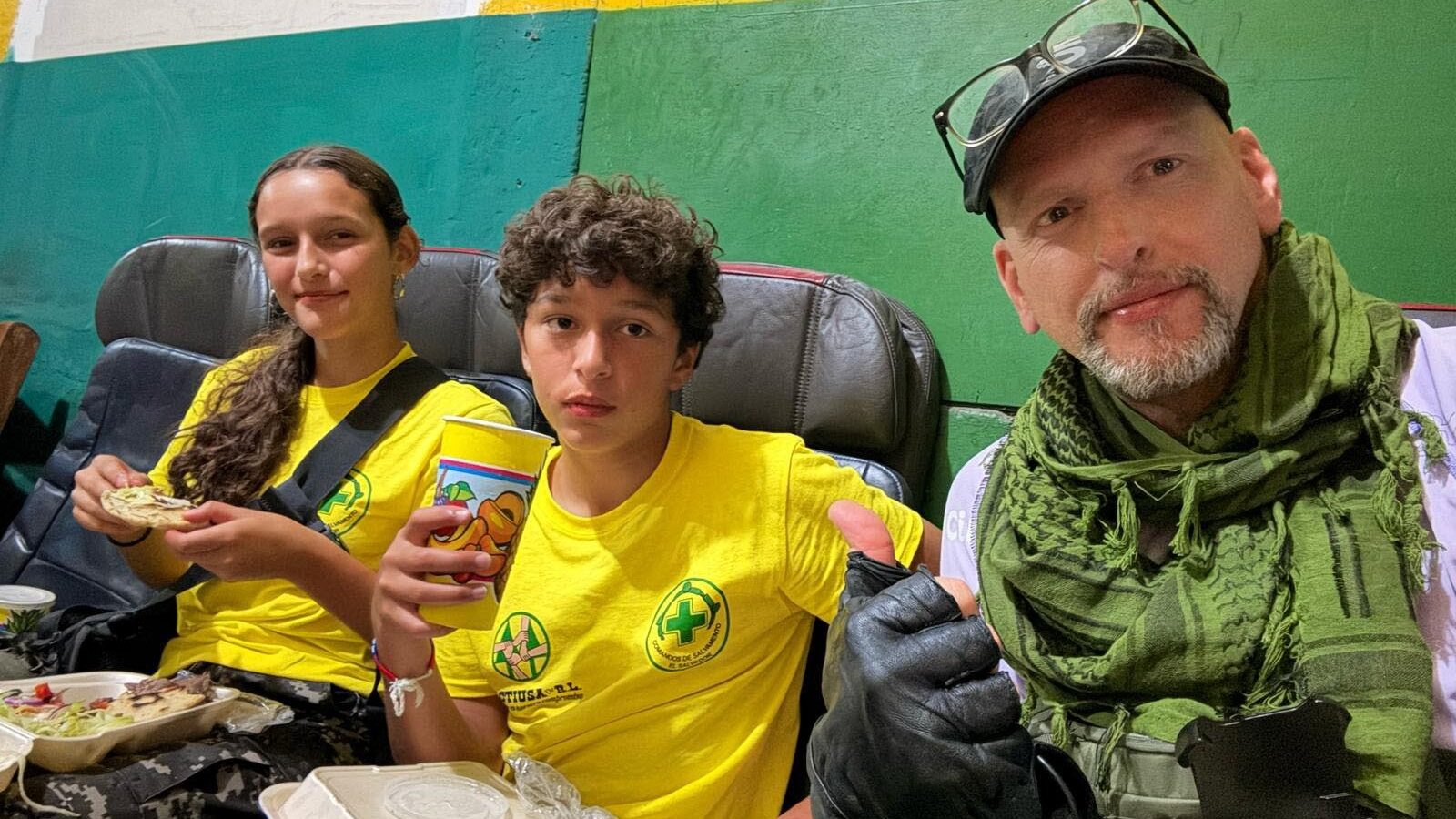 Savéana Xochtil y Saxton Isaac Hoffman Cubas, jóvenes voluntarios de Comandos de Salvamento, reciben reconocimiento por su labor solidaria. Foto: Cortesía @alertacomando.