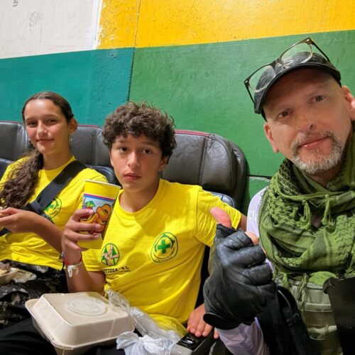 Savéana Xochtil y Saxton Isaac Hoffman Cubas, jóvenes voluntarios de Comandos de Salvamento, reciben reconocimiento por su labor solidaria. Foto: Cortesía @alertacomando.