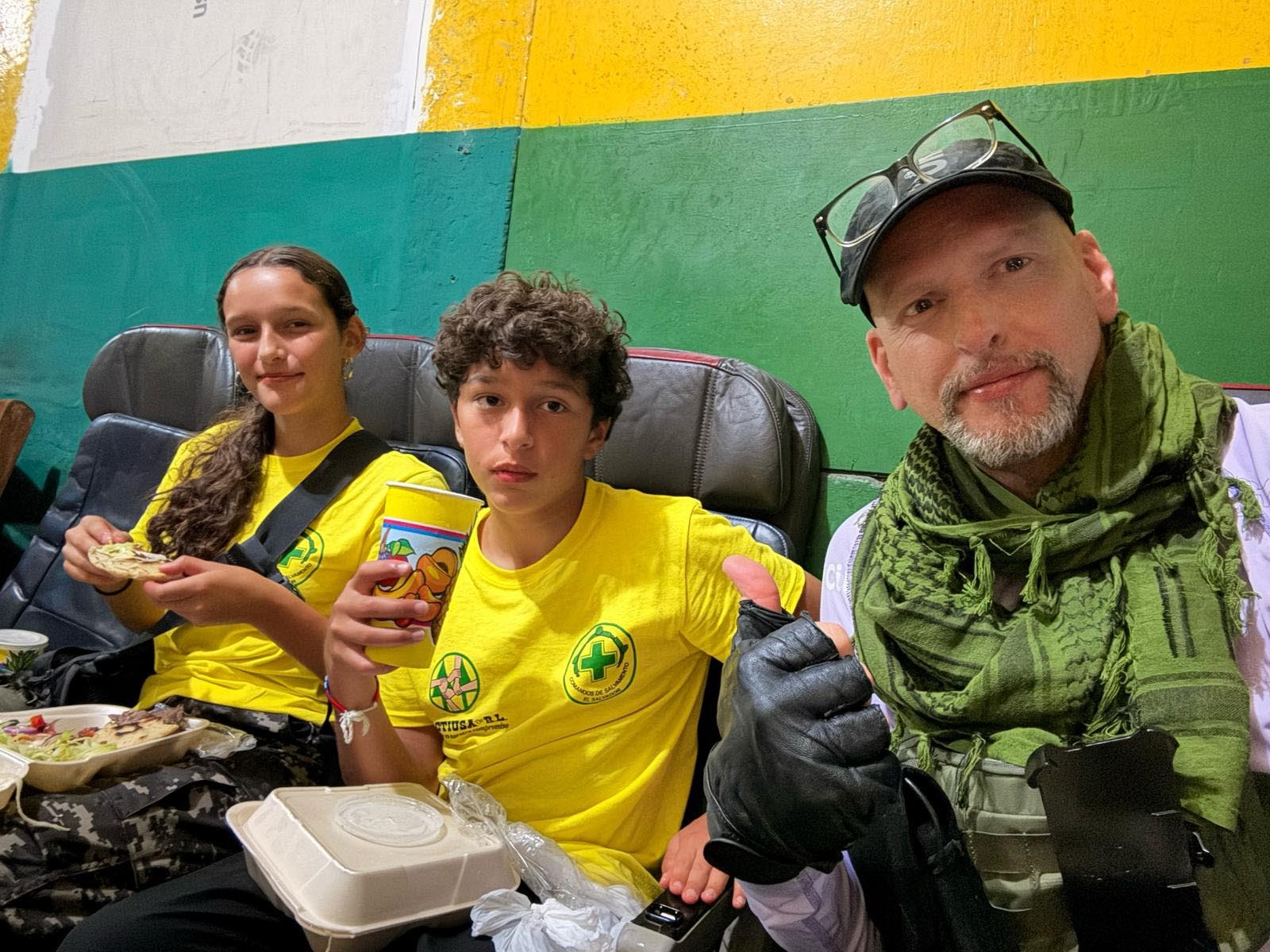 Savéana Xochtil y Saxton Isaac Hoffman Cubas, jóvenes voluntarios de Comandos de Salvamento, reciben reconocimiento por su labor solidaria. Foto: Cortesía @alertacomando.