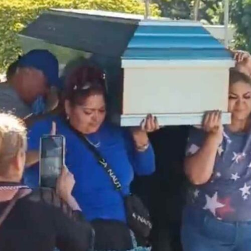 Un grupo de comerciantes y amigos despidieron a un vendedor del mercado. Foto: Captura de pantalla