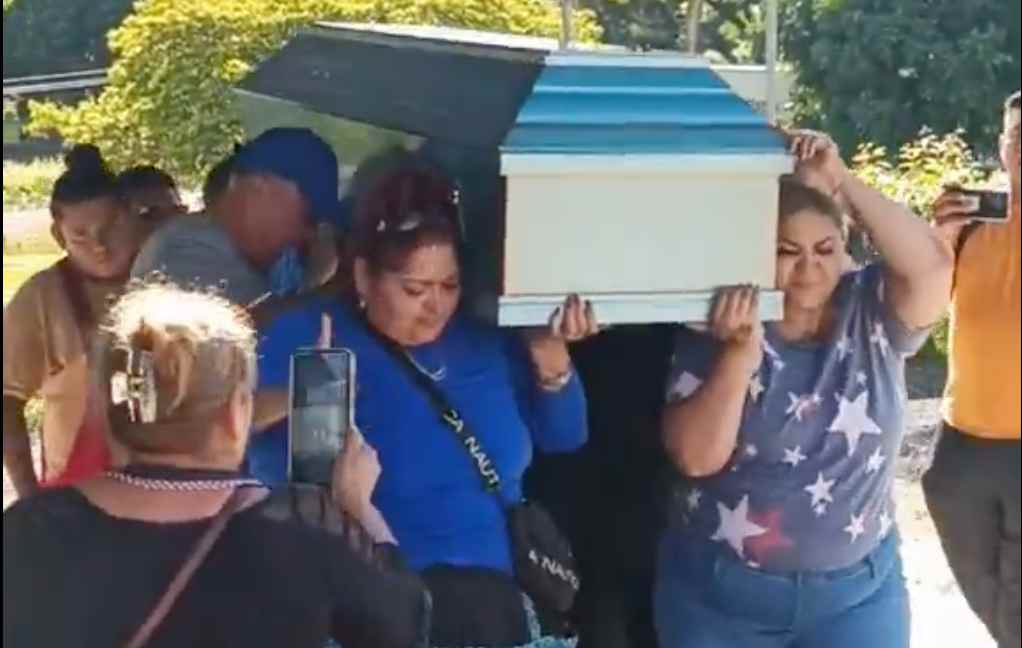 Un grupo de comerciantes y amigos despidieron a un vendedor del mercado. Foto: Captura de pantalla