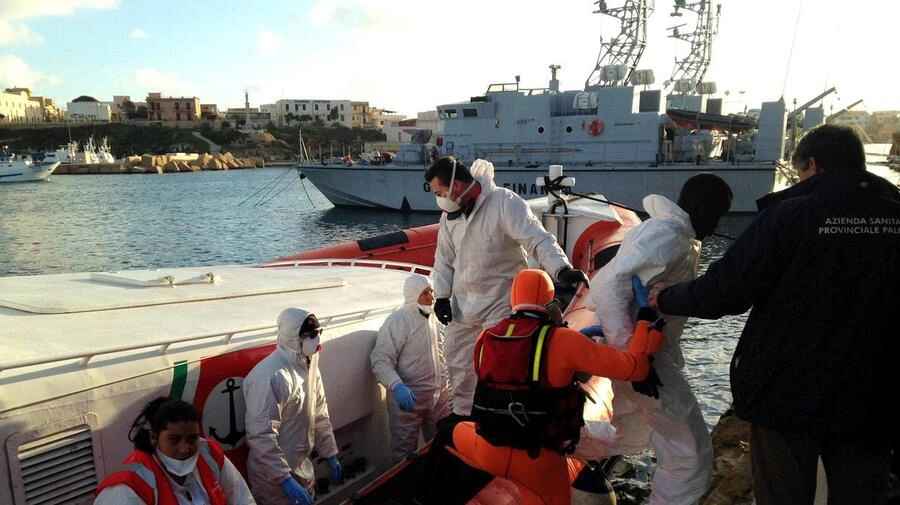 Los sobrevivientes del naufragio fueron trasladados a la isla de Lampedusa para recibir atención médica. Foto: archivo © ACNUR/Federico Fossi