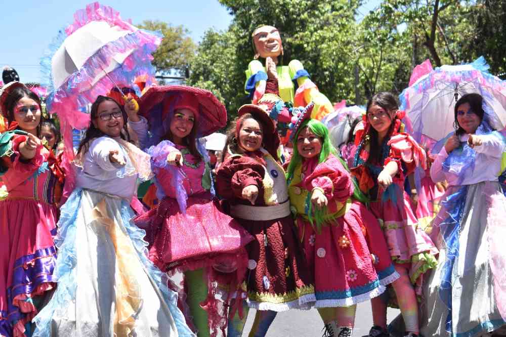 La alborada y el desfile del correo marcan el inicio de las festividades de San Salvador. Foto: Fralex